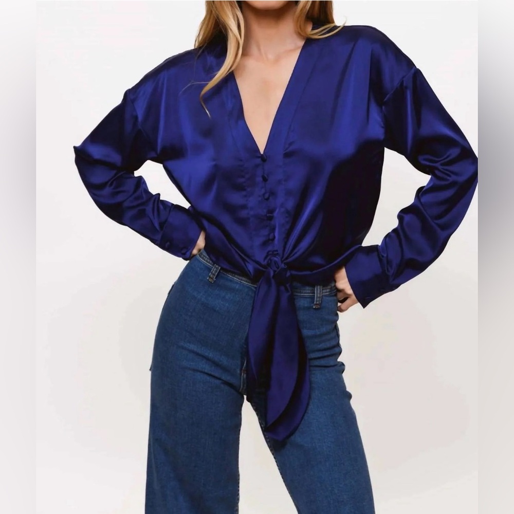 Hutch Kass Long Sleeve Tie Top in Navy; Size S